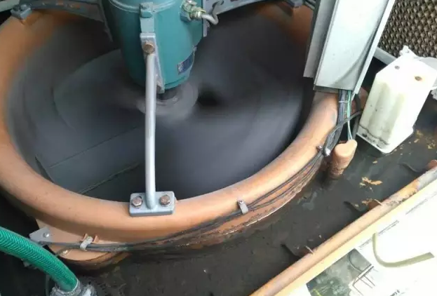 環?？照{底盤長期未清洗形成厚厚的污垢