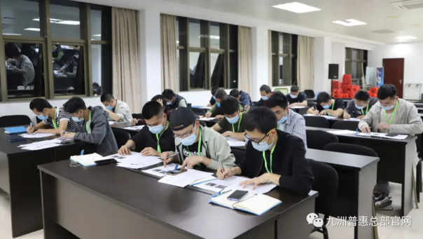 學員課堂認真考試 學員課堂認真考試