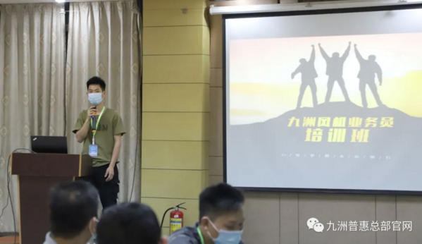 學員上臺發表演講 學員上臺發表演講